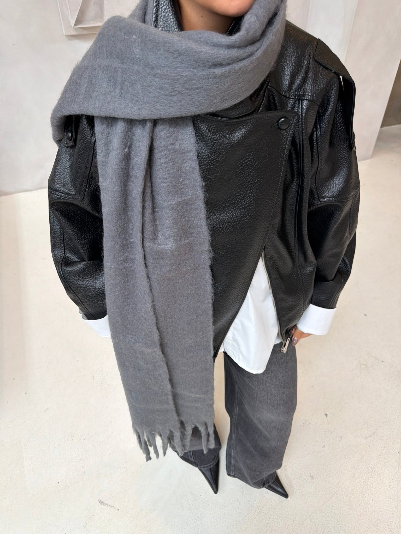 Longue écharpe unie grise