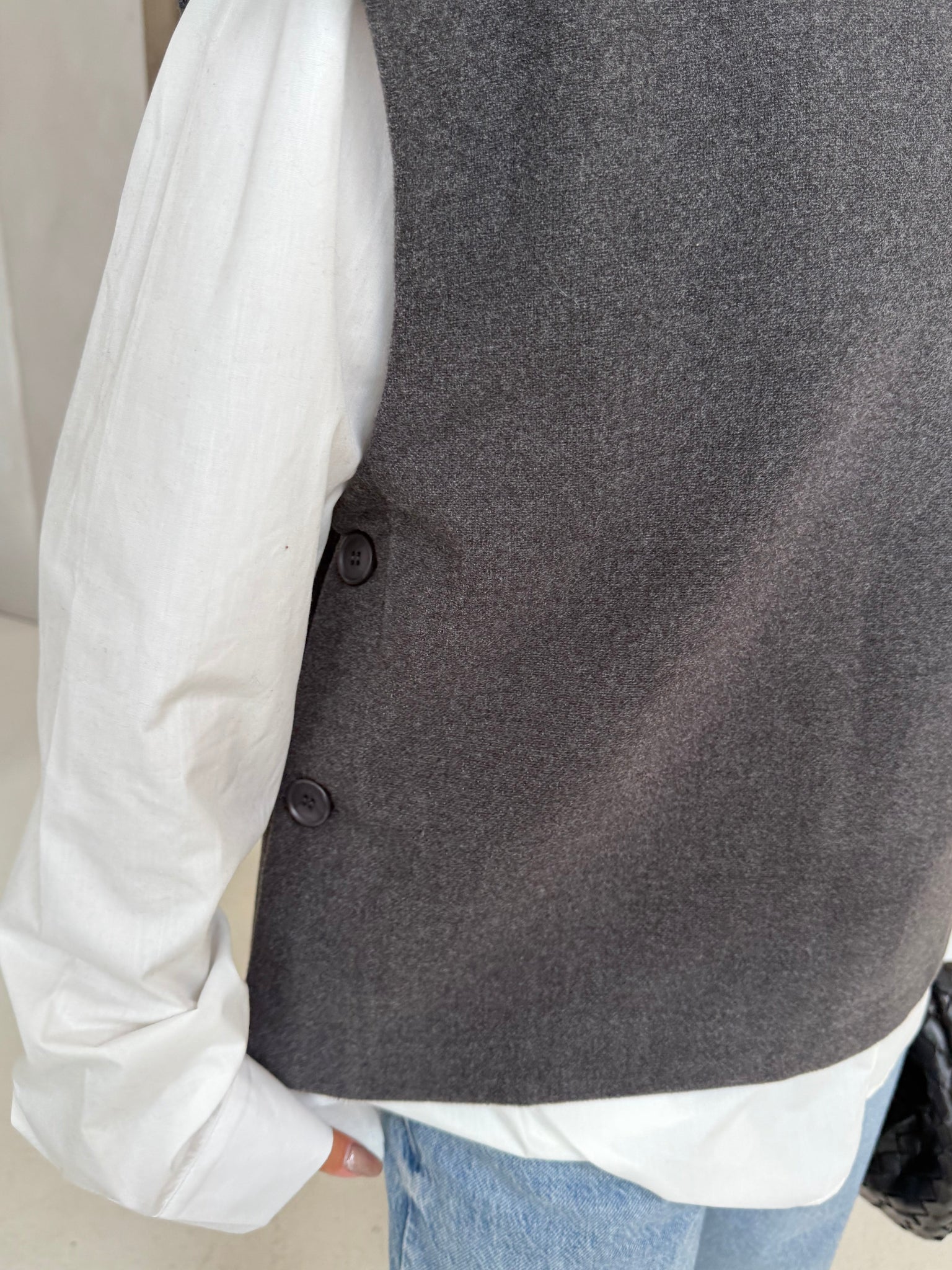 Pull sans manche bouton gris