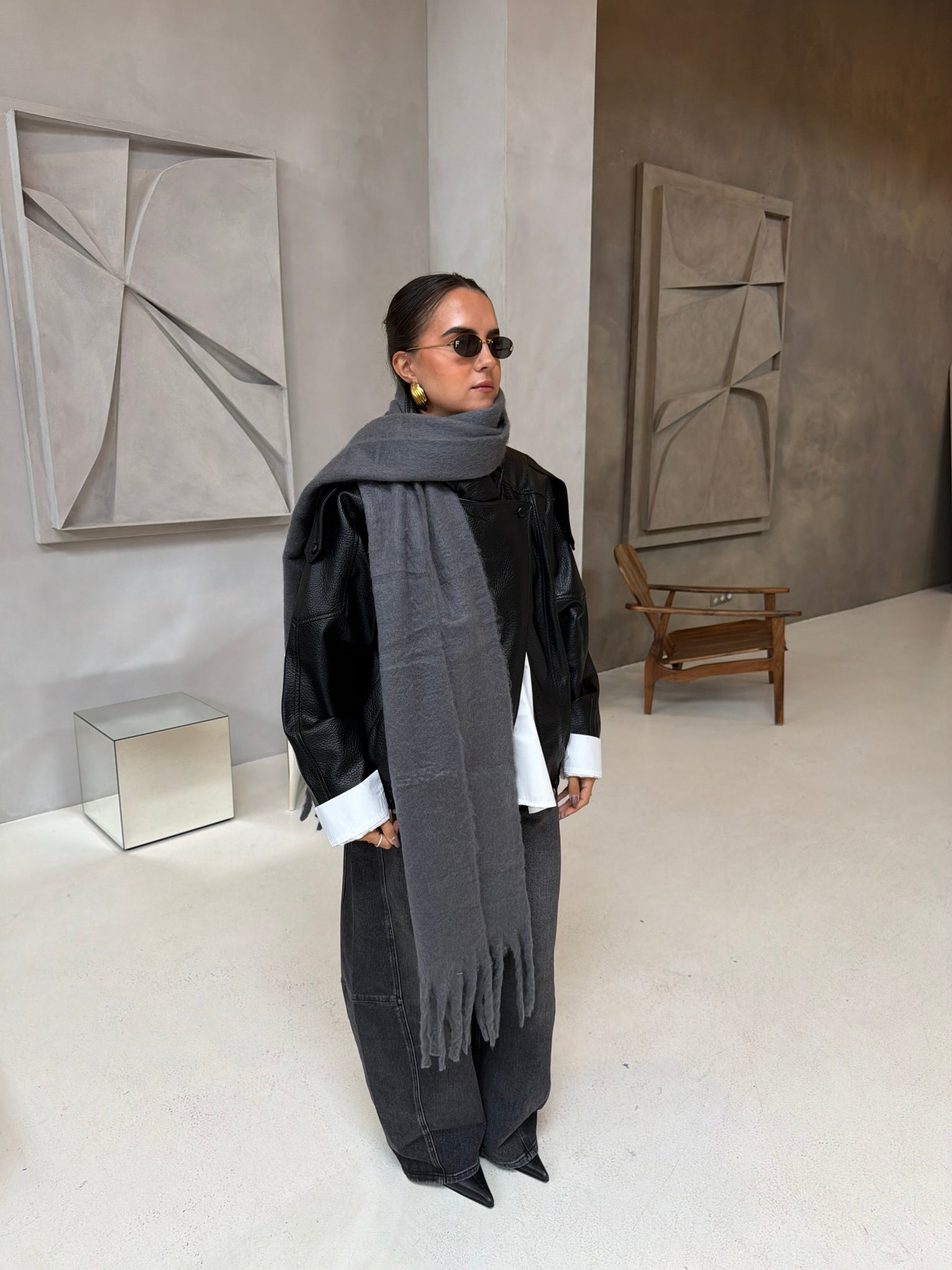 Longue écharpe unie grise