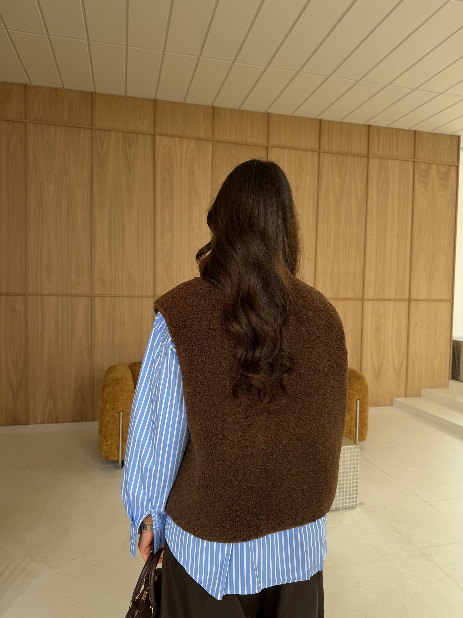 Veste laine bouclée sans manche beige ou marron (C25259335)