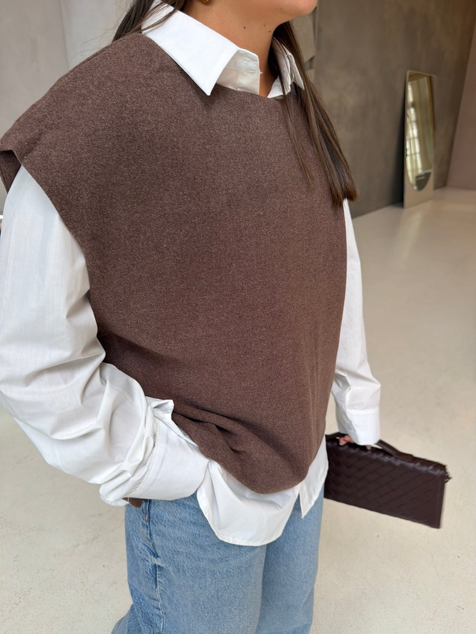 Pull sans manche bouton marron