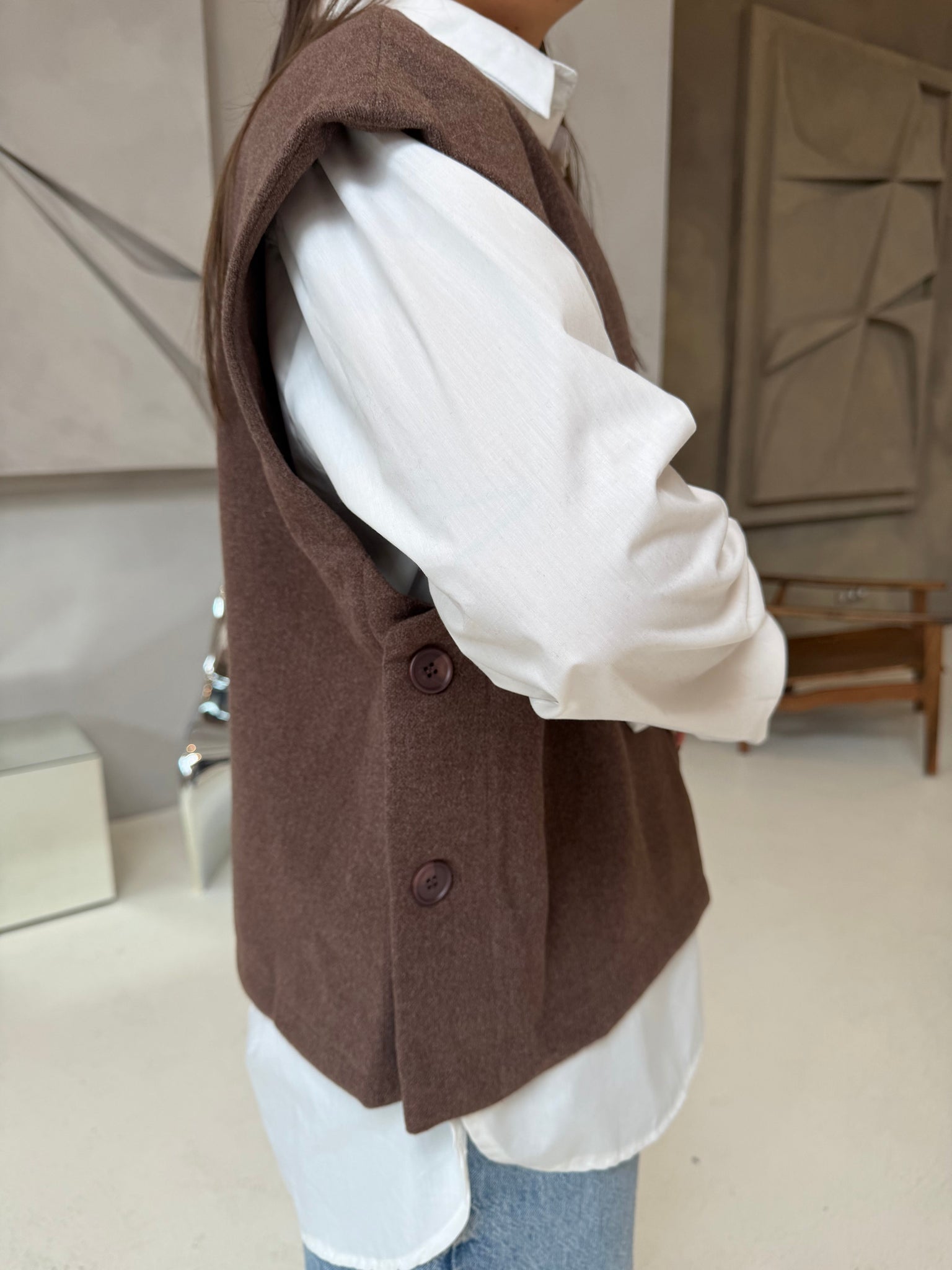 Pull sans manche bouton marron