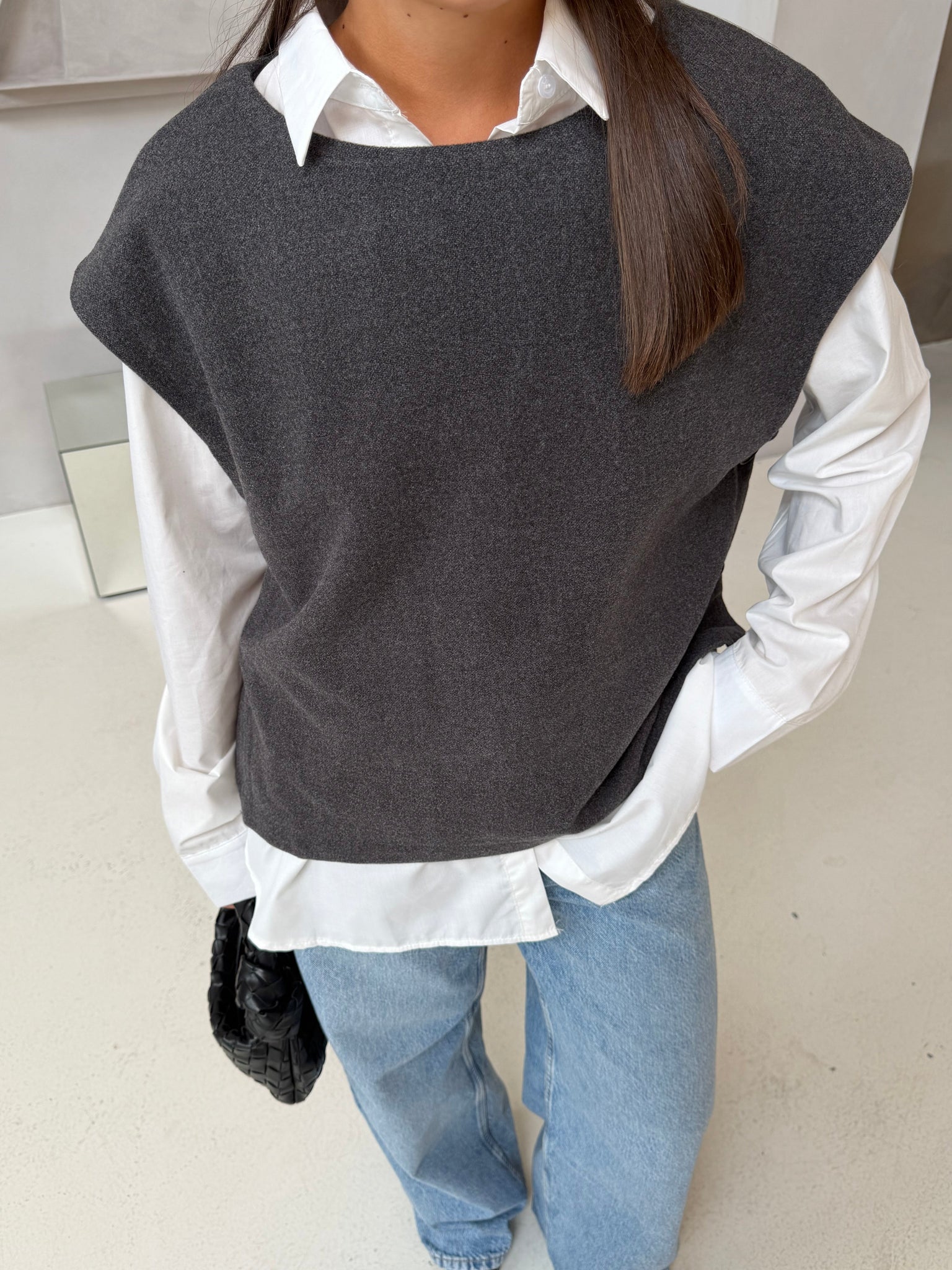 Pull sans manche bouton gris