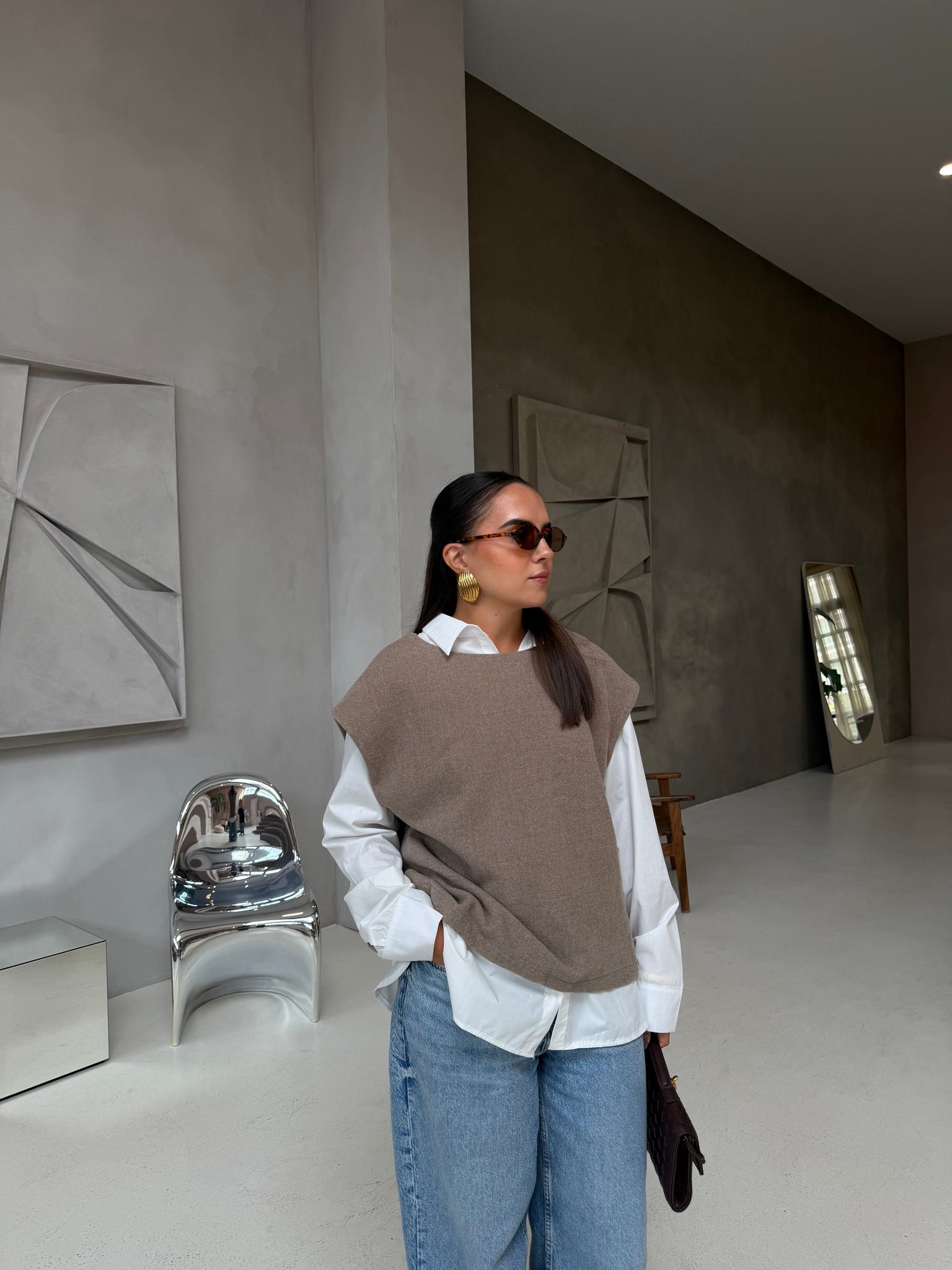 Pull sans manche bouton taupe