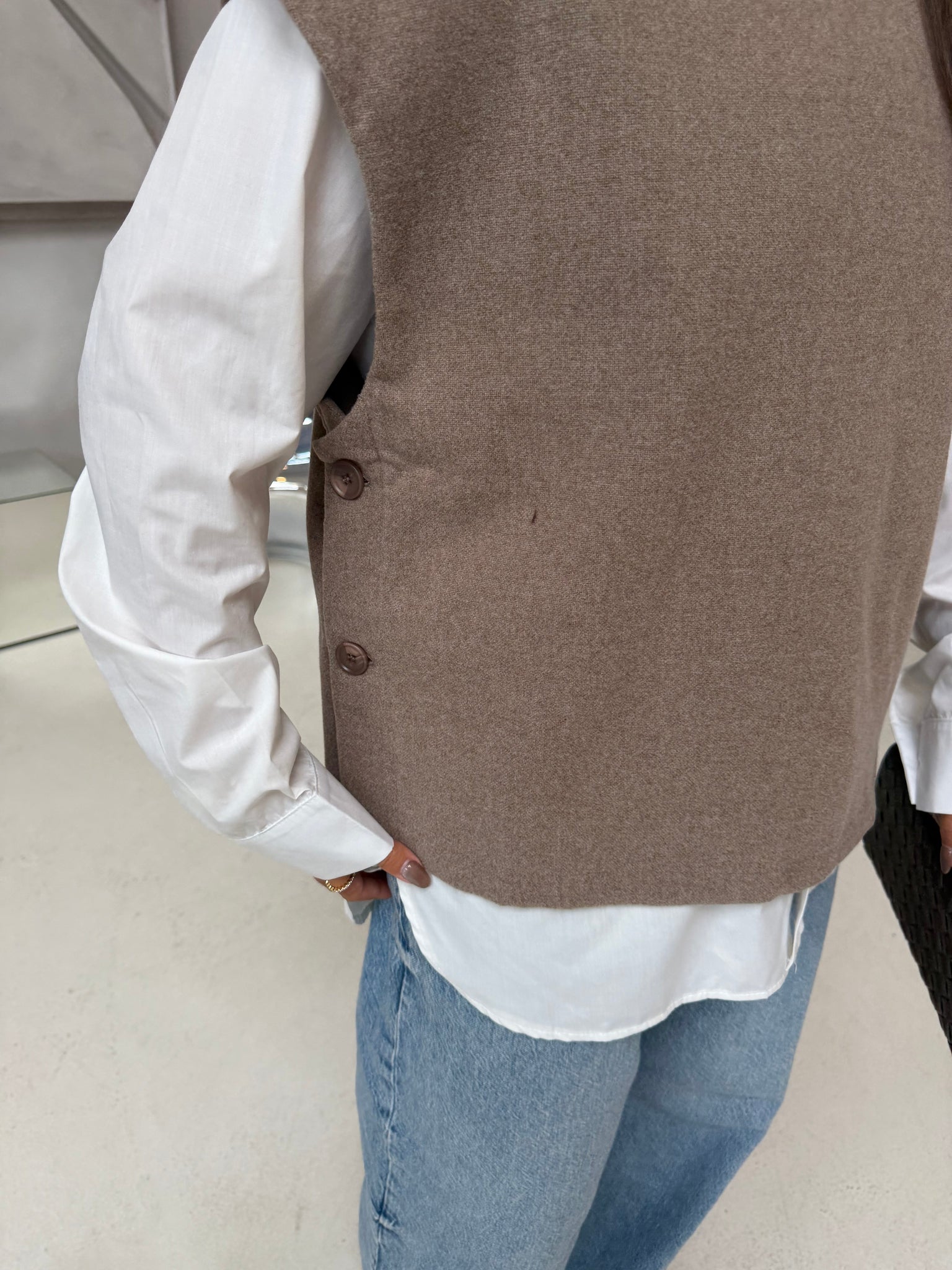 Pull sans manche bouton taupe