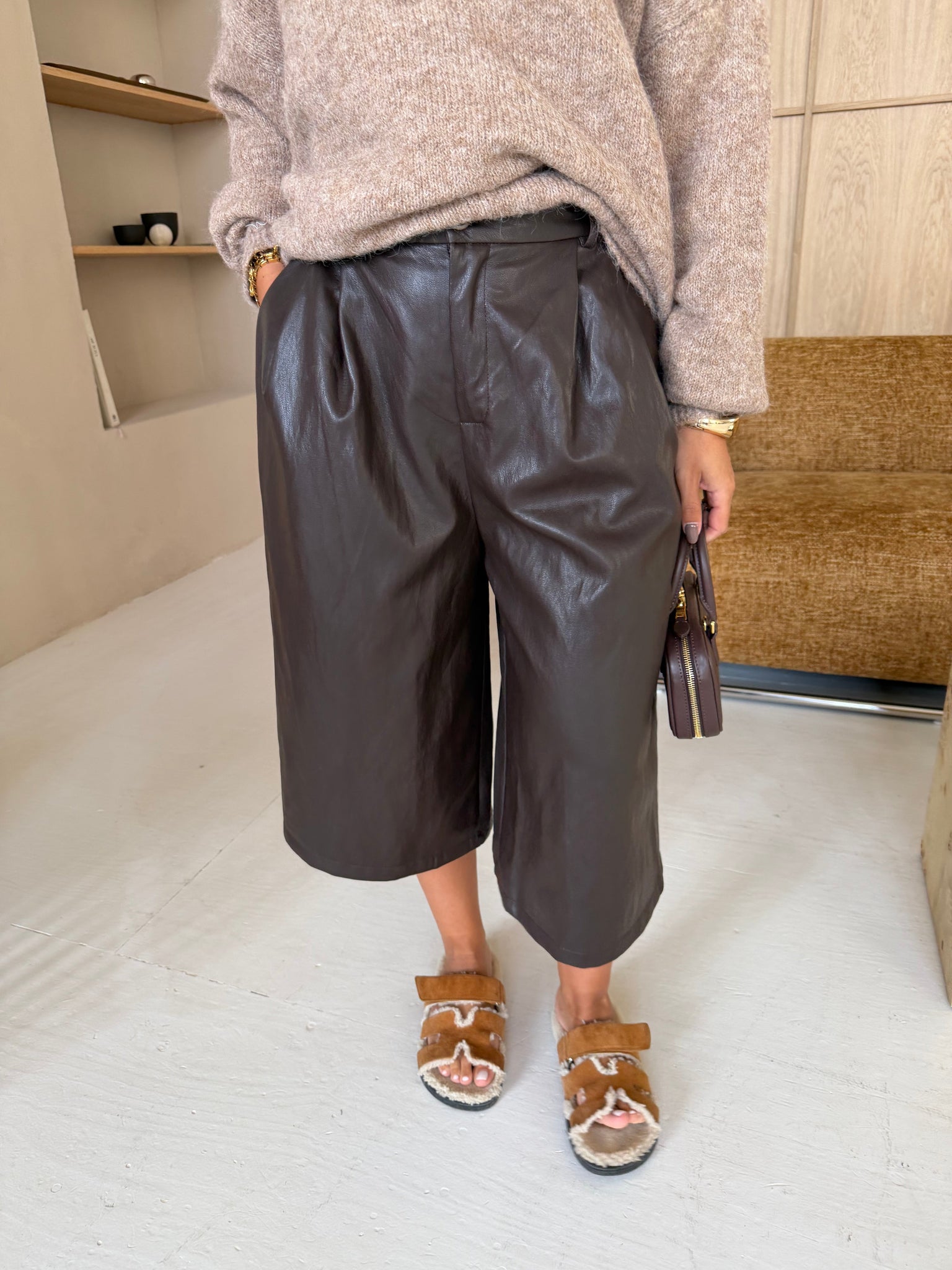 Pantalon court simili cuir marron  (P11893)